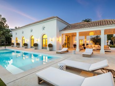Casa amb balcó en venda a Nueva Andalucía