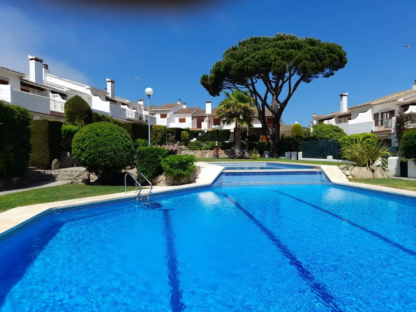 Schwimmbecken von Einfamilien-Reihenhaus zum Verkauf in Calonge i Sant Antoni mit Heizung, Terrasse und Abstellraum