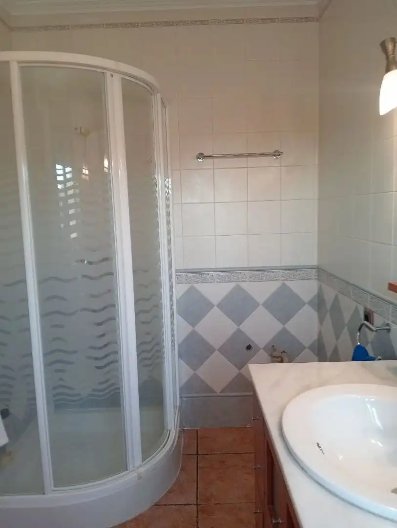 Bany de Casa o xalet en venda en Linares amb Aire condicionat, Calefacció i Jardí privat