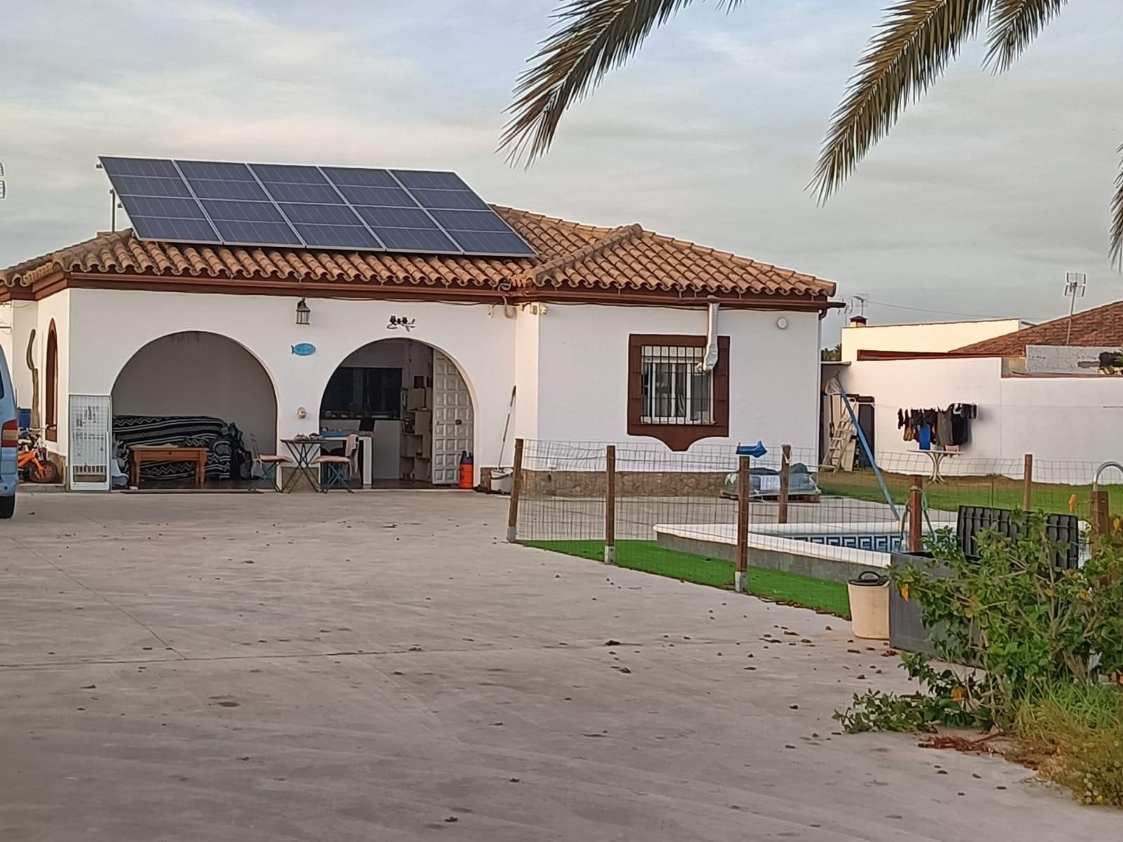 Vista exterior de Casa o xalet en venda en Chiclana de la Frontera amb Jardí privat i Piscina
