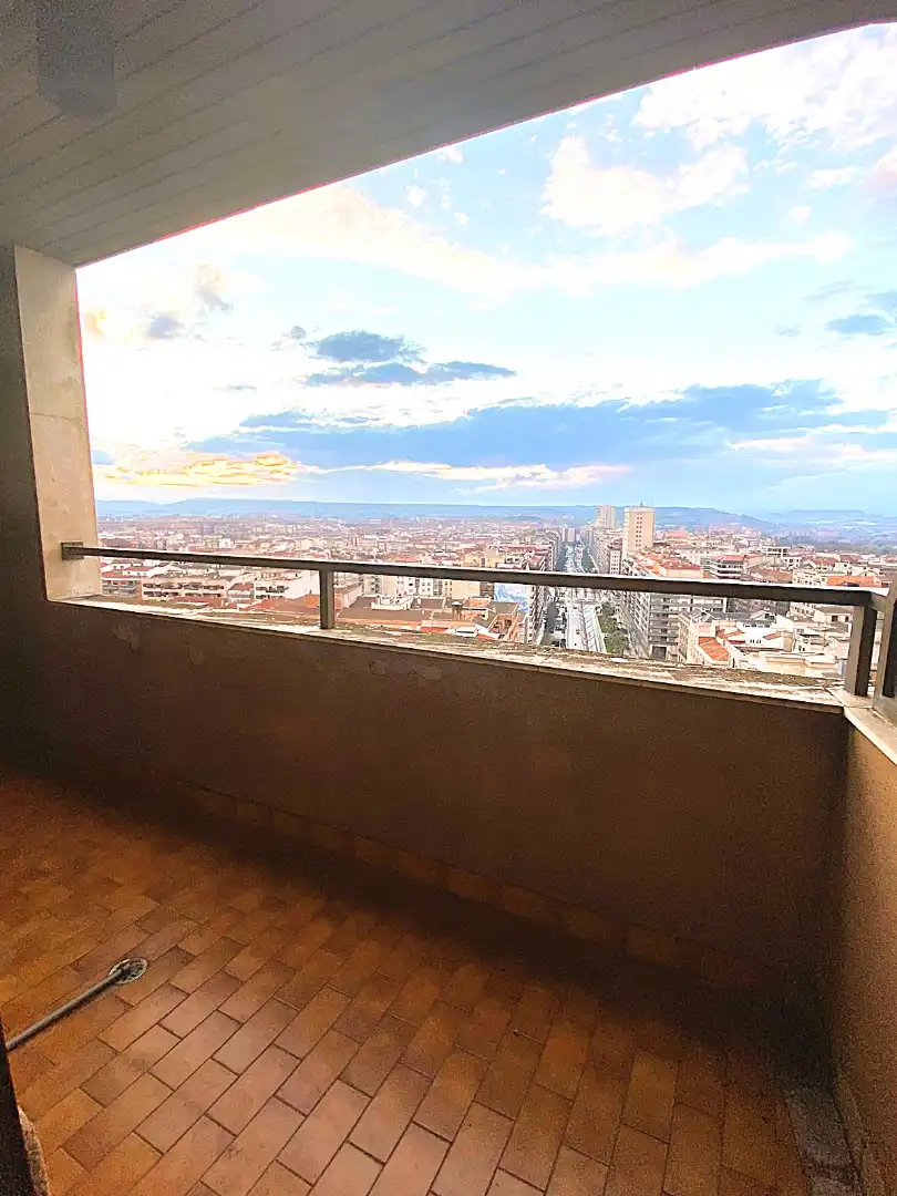 Vista exterior de Àtic en venda en  Logroño amb Aire condicionat, Calefacció i Terrassa