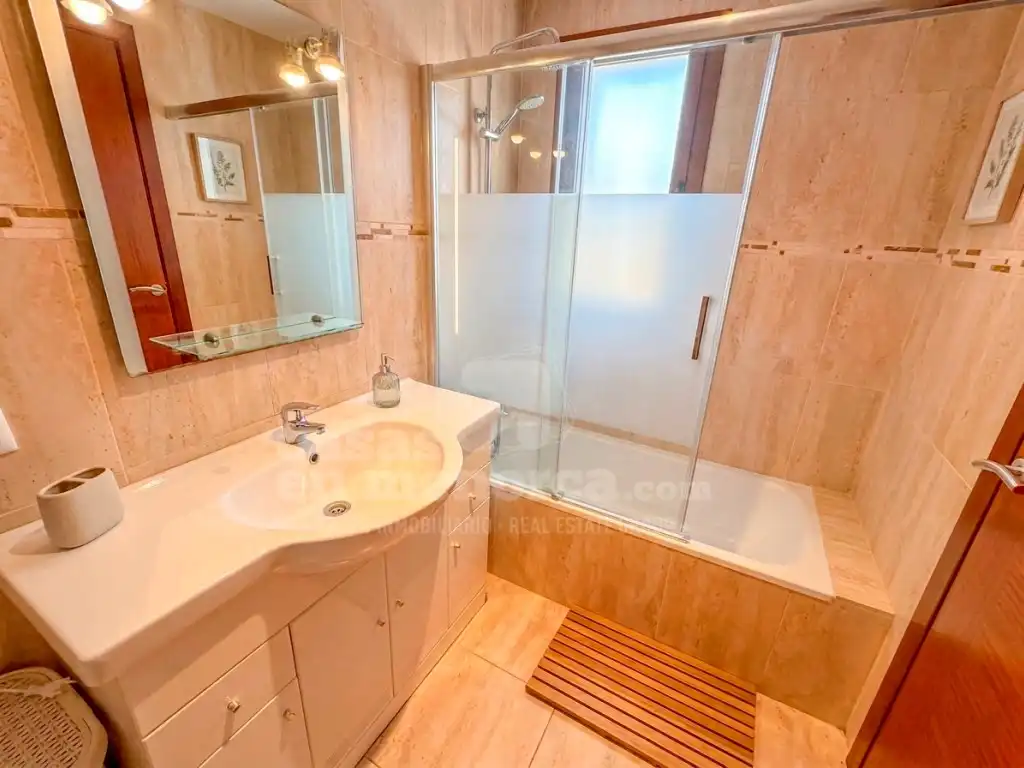 Badezimmer von Wohnung zum Verkauf in Ferreries mit Klimaanlage