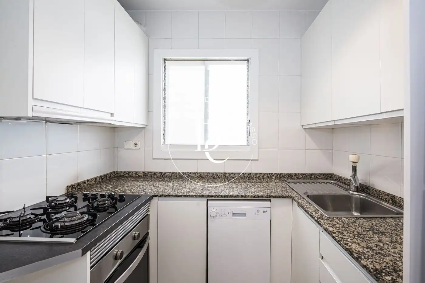 Küche von Wohnung zum Verkauf in Sitges mit Klimaanlage, Heizung und Privatgarten