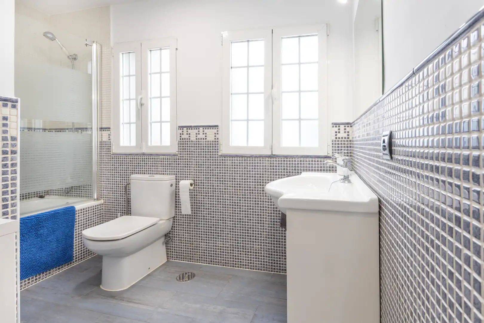 Bathroom of Houses for sale in Valdemorillo  with Air Conditioner, Heating and Private garden
