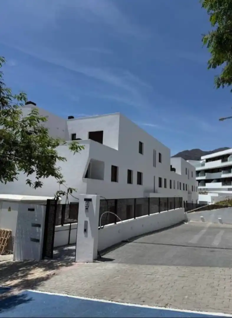 Außenansicht von Wohnungen zur Miete in Estepona mit Klimaanlage, Terrasse und Abstellraum
