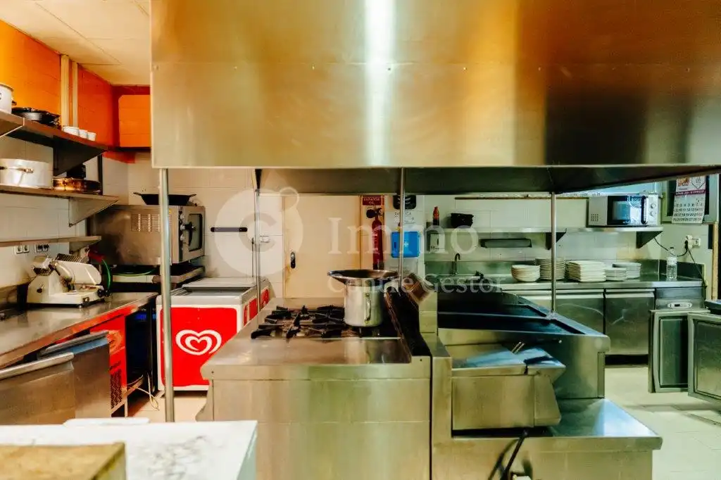 Cuina de Local en venda en Lleida amb Aire condicionat, Calefacció i Moblat