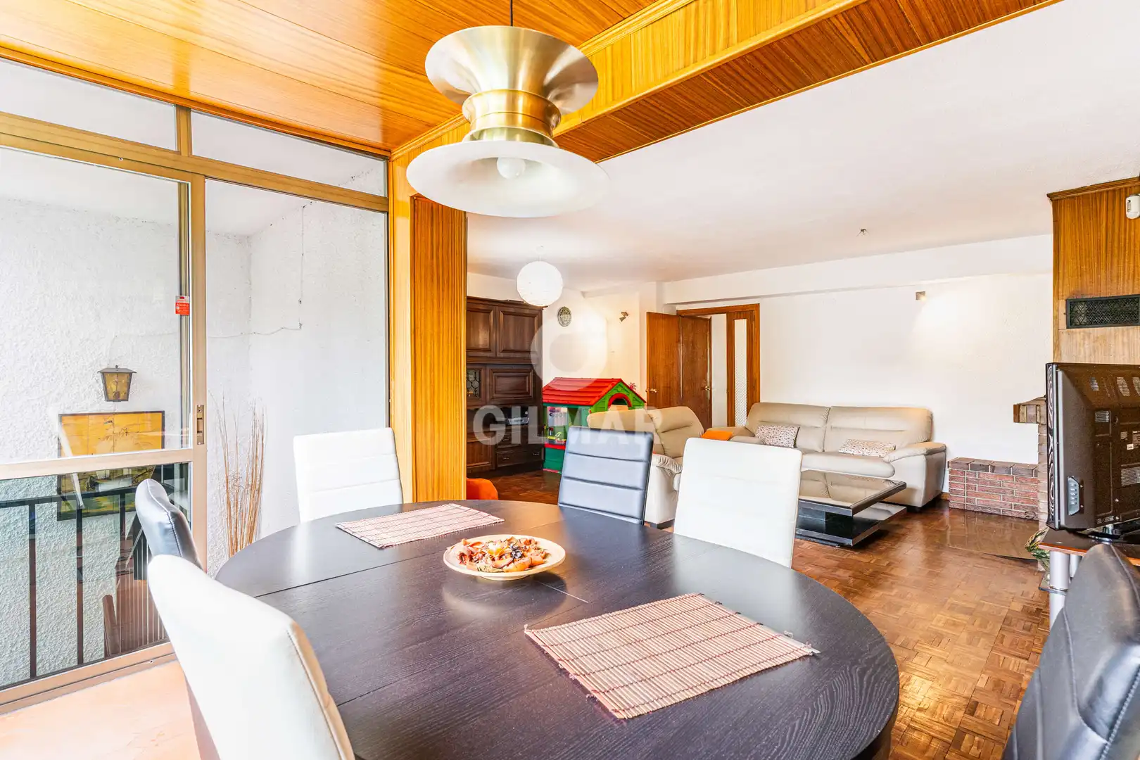 Sala de estar de Casa adosada en venta en Pozuelo de Alarcón con Calefacción, Jardín privado y Piscina