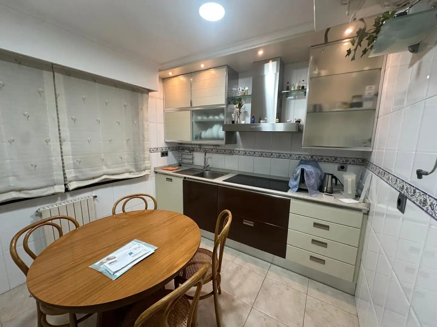 Cuina de Casa adosada en venda en Ourense Capital  amb Aire condicionat, Jardí privat i Terrassa