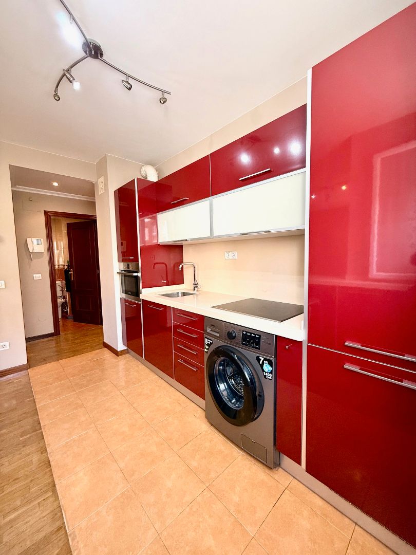 Cuina de Apartament en venda en Gijón  amb Calefacció, Parquet i Traster