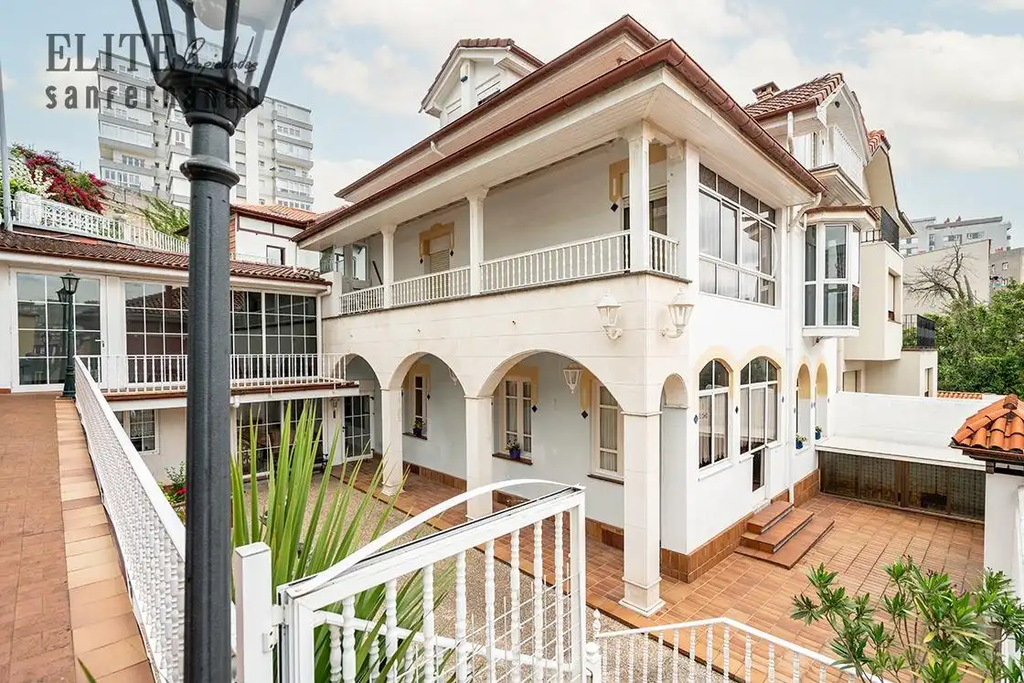 Außenansicht von Haus oder Chalet zum Verkauf in Santander mit Heizung und Privatgarten