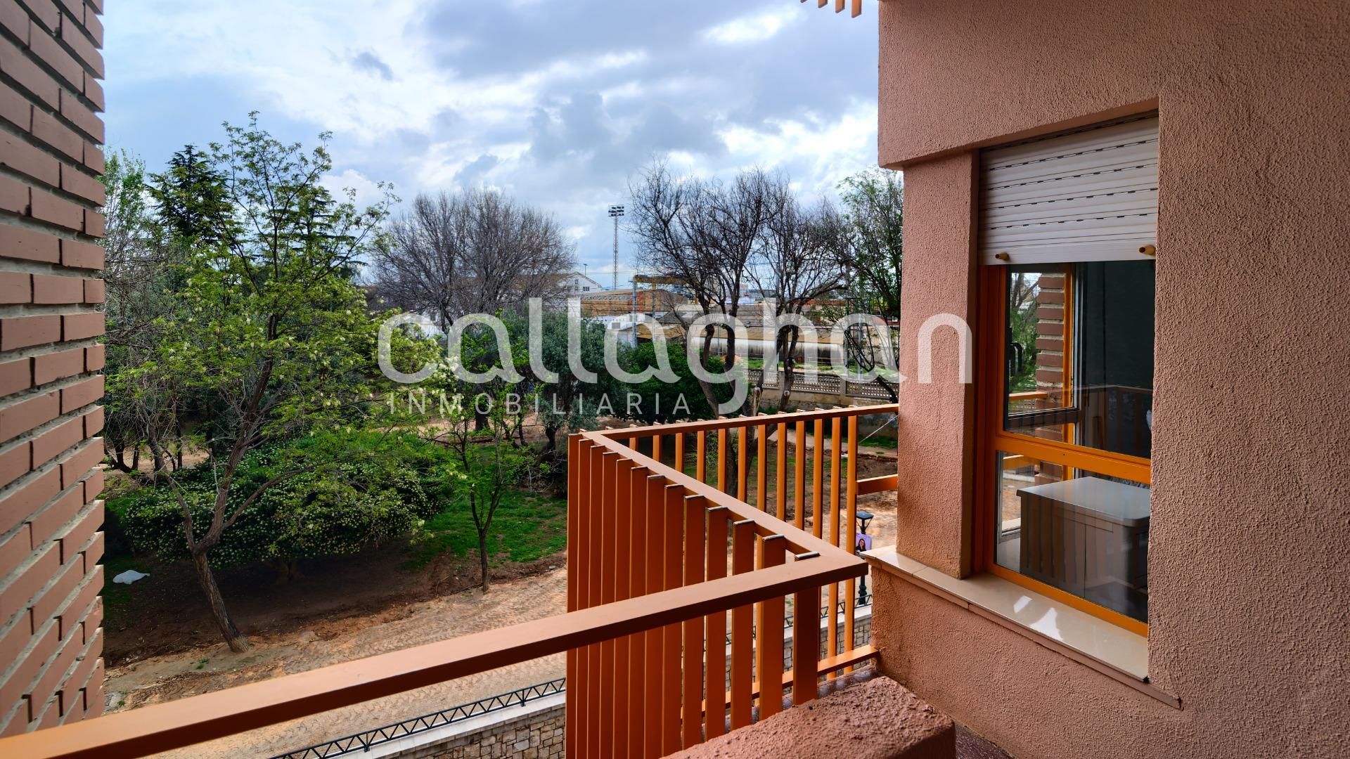 Vista exterior de Pis en venda en Silla amb Aire condicionat, Terrassa i Moblat