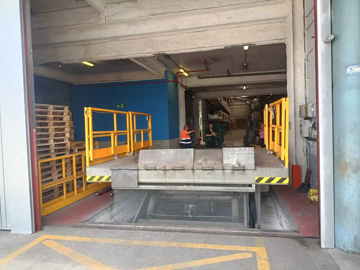 Parking de Nave industrial de alquiler en Barcelona con Calefacción y Alarma