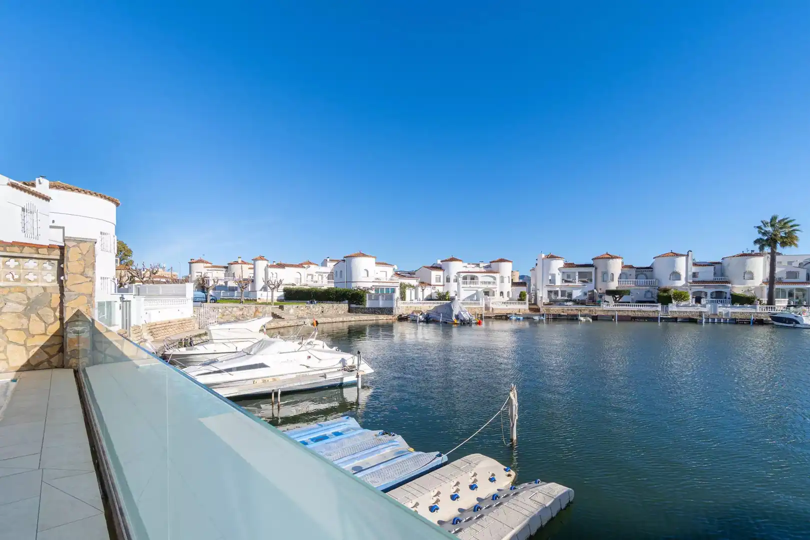Vista exterior de Casa o xalet en venda en Empuriabrava amb Aire condicionat, Terrassa i Piscina