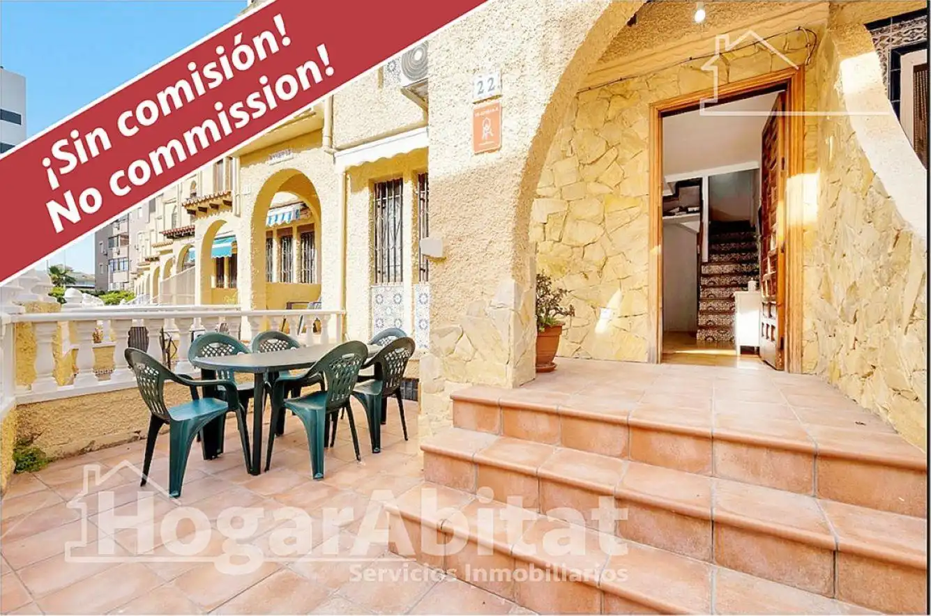 Vista exterior de Casa adosada en venda en Torrevieja amb Aire condicionat, Jardí privat i Terrassa