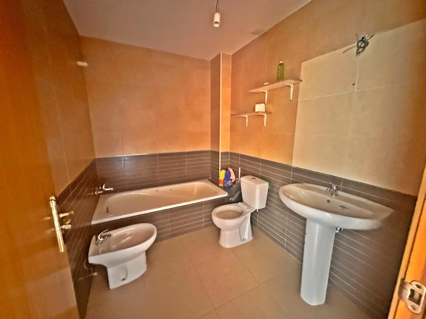 Badezimmer von Einfamilien-Reihenhaus zum Verkauf in Cabezamesada mit Heizung, Privatgarten und Terrasse