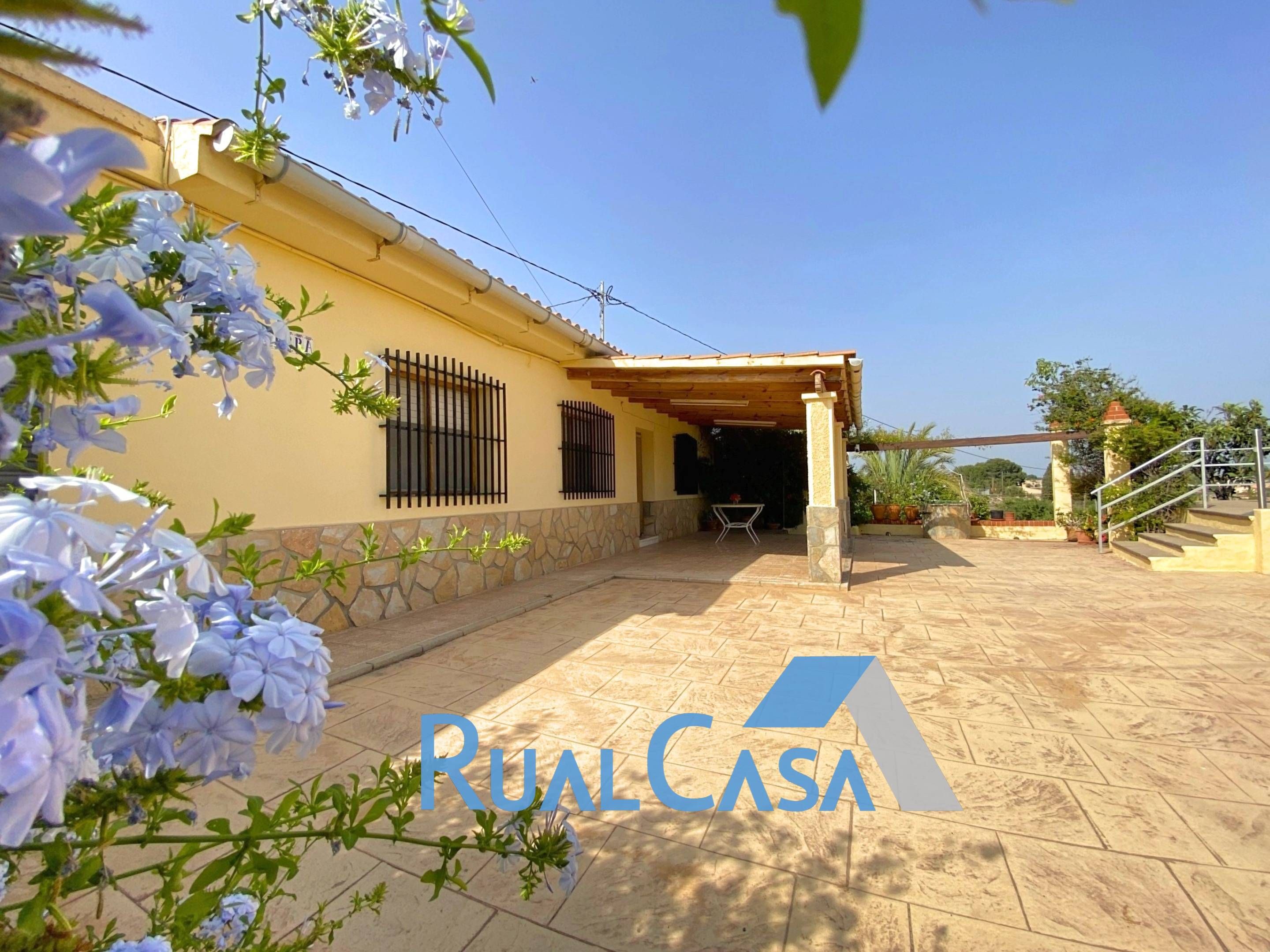 Vista exterior de Casa o xalet en venda en Alicante / Alacant amb Jardí privat, Traster i Piscina