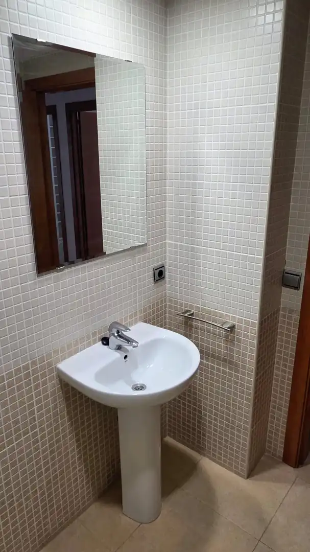 Bany de Àtic de lloguer en Girona amb Calefacció, Terrassa i Moblat
