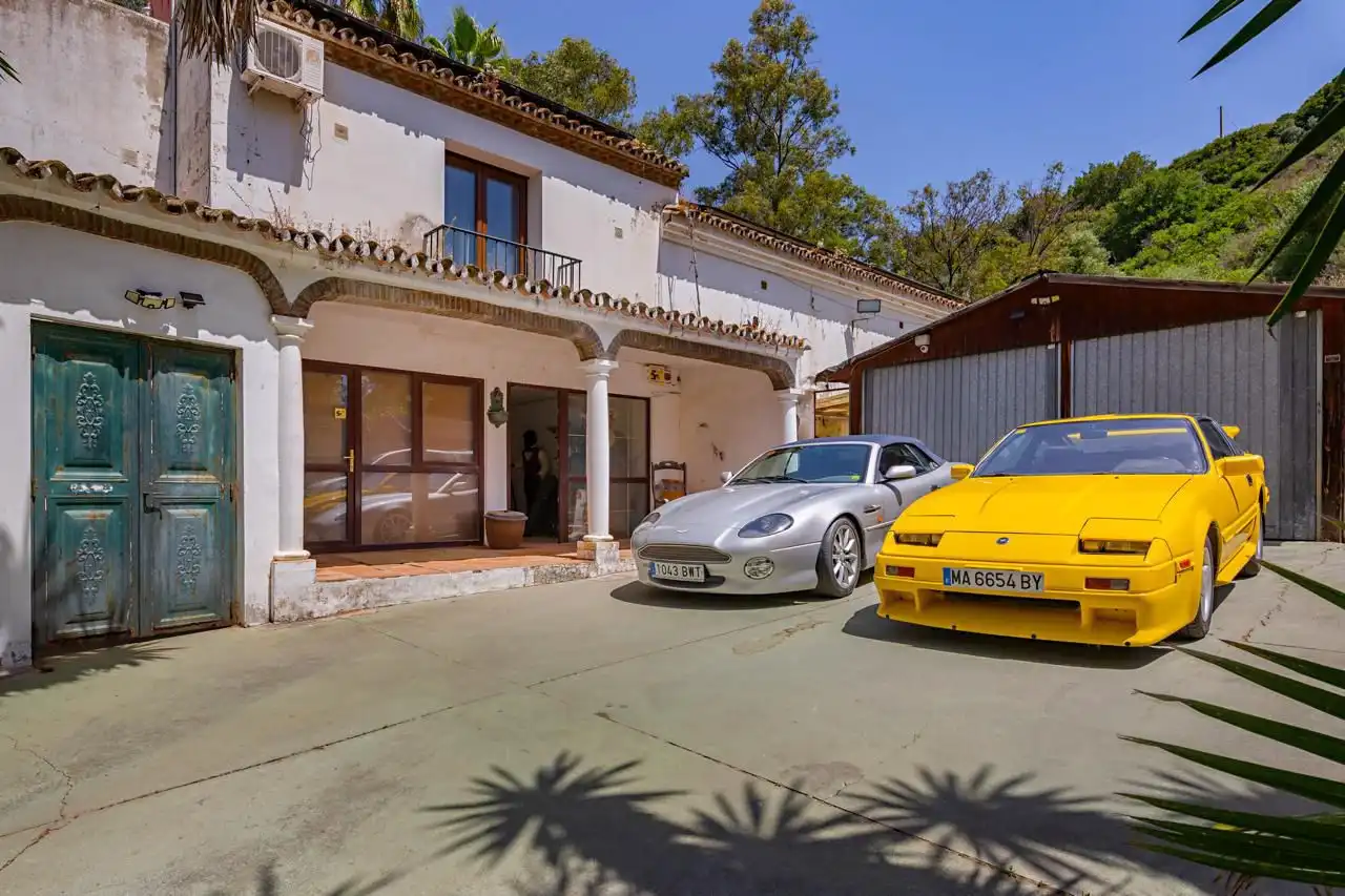 Vista exterior de Casa o xalet en venda en Manilva amb Aire condicionat, Jardí privat i Terrassa