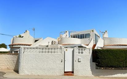 Vista exterior de Casa adosada en venda en El Campello amb Aire condicionat i Terrassa
