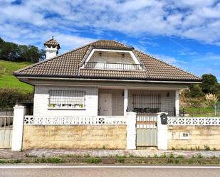 Vista exterior de Casa o xalet en venda en Villaescusa (Cantabria) amb Calefacció, Jardí privat i Terrassa