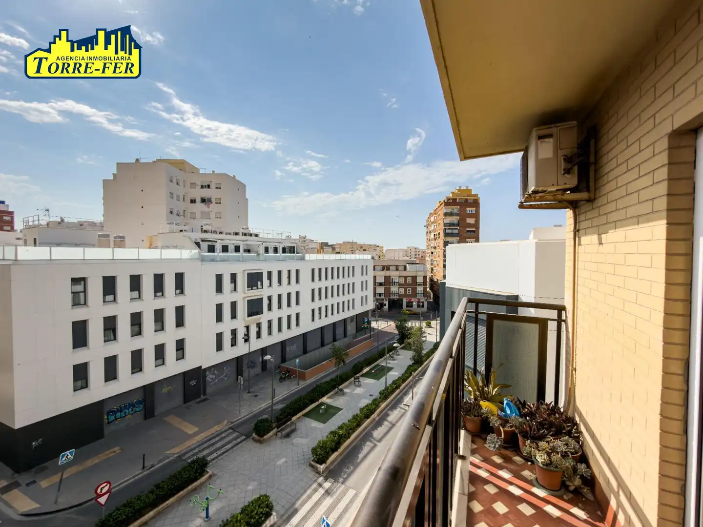 Vista exterior de Pis en venda en Almería
