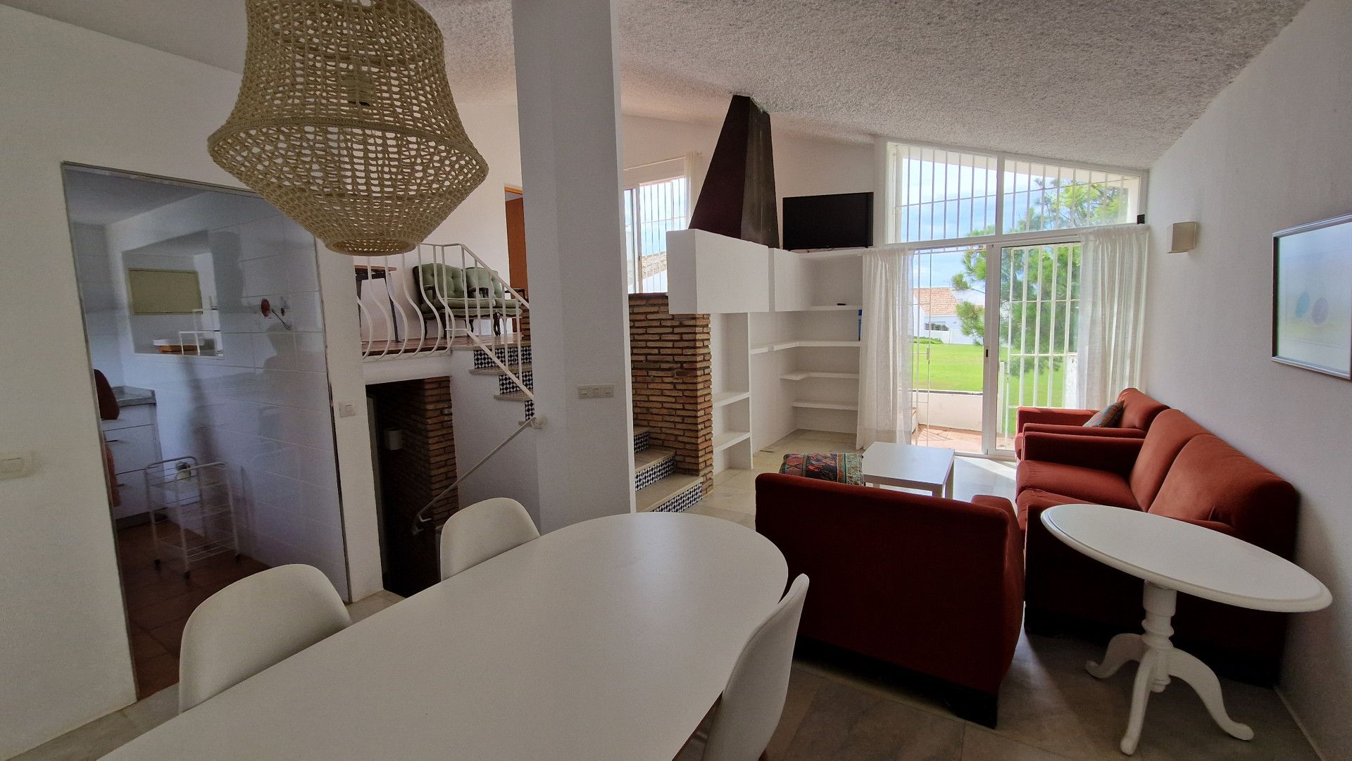 Sala d'estar de Casa adosada en venda en Estepona amb Jardí privat, Terrassa i Traster