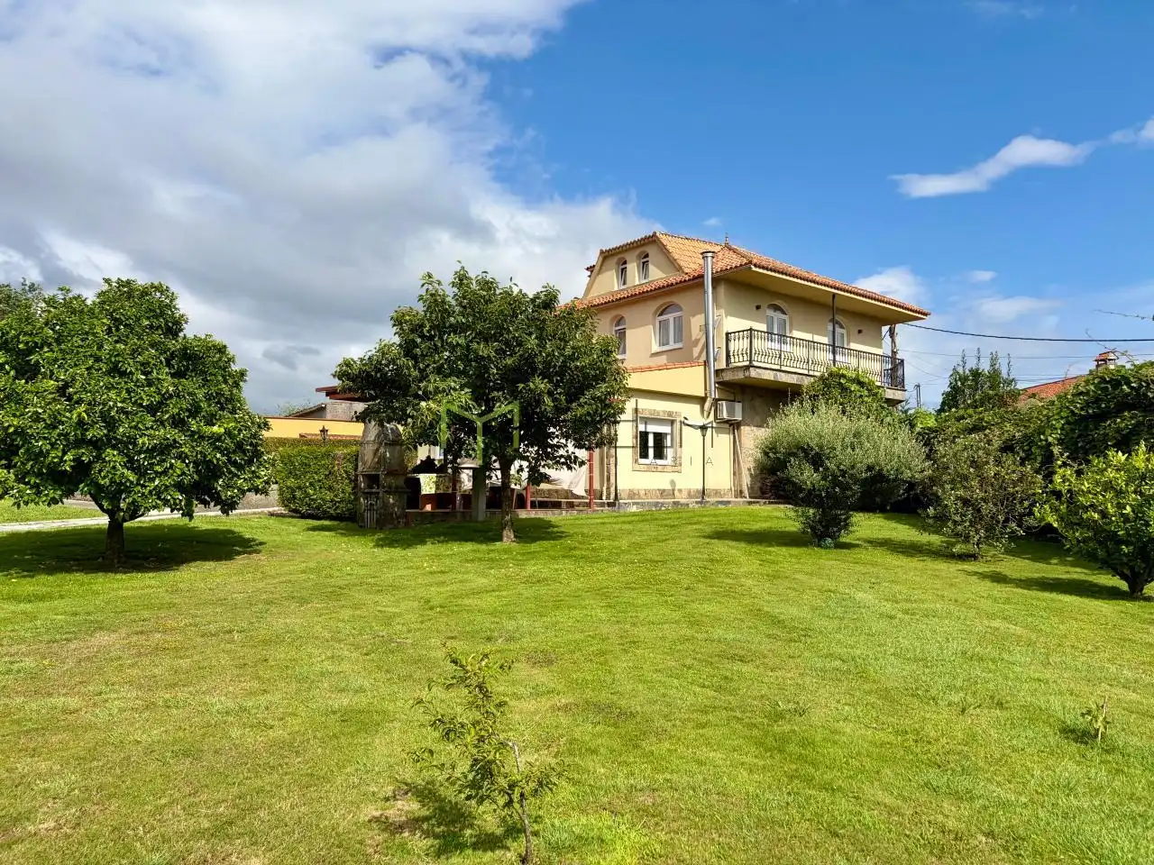 Vista exterior de Casa o xalet en venda en Teo amb Calefacció, Jardí privat i Terrassa