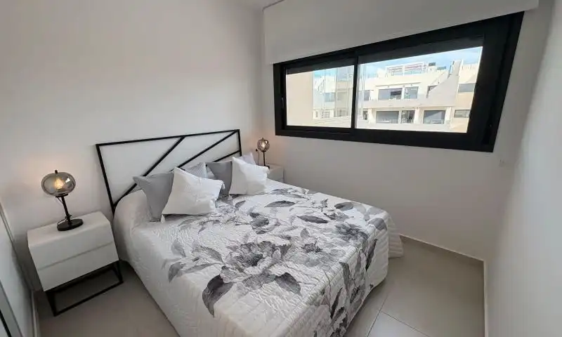 Dormitori de Apartament en venda en Orihuela amb Jardí privat, Piscina i Moblat
