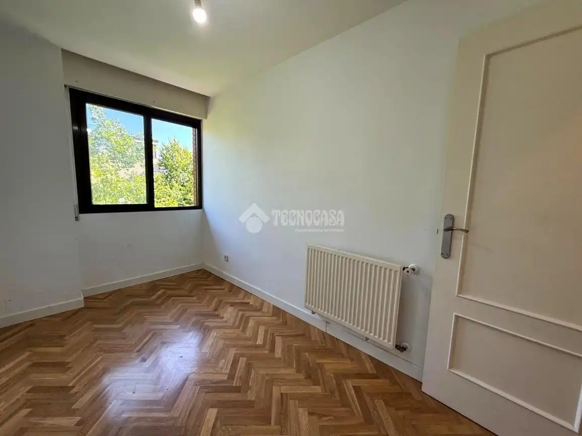Bedroom of Flat for rent in Madrid  with Parquet flooring, Storage room and Balcony