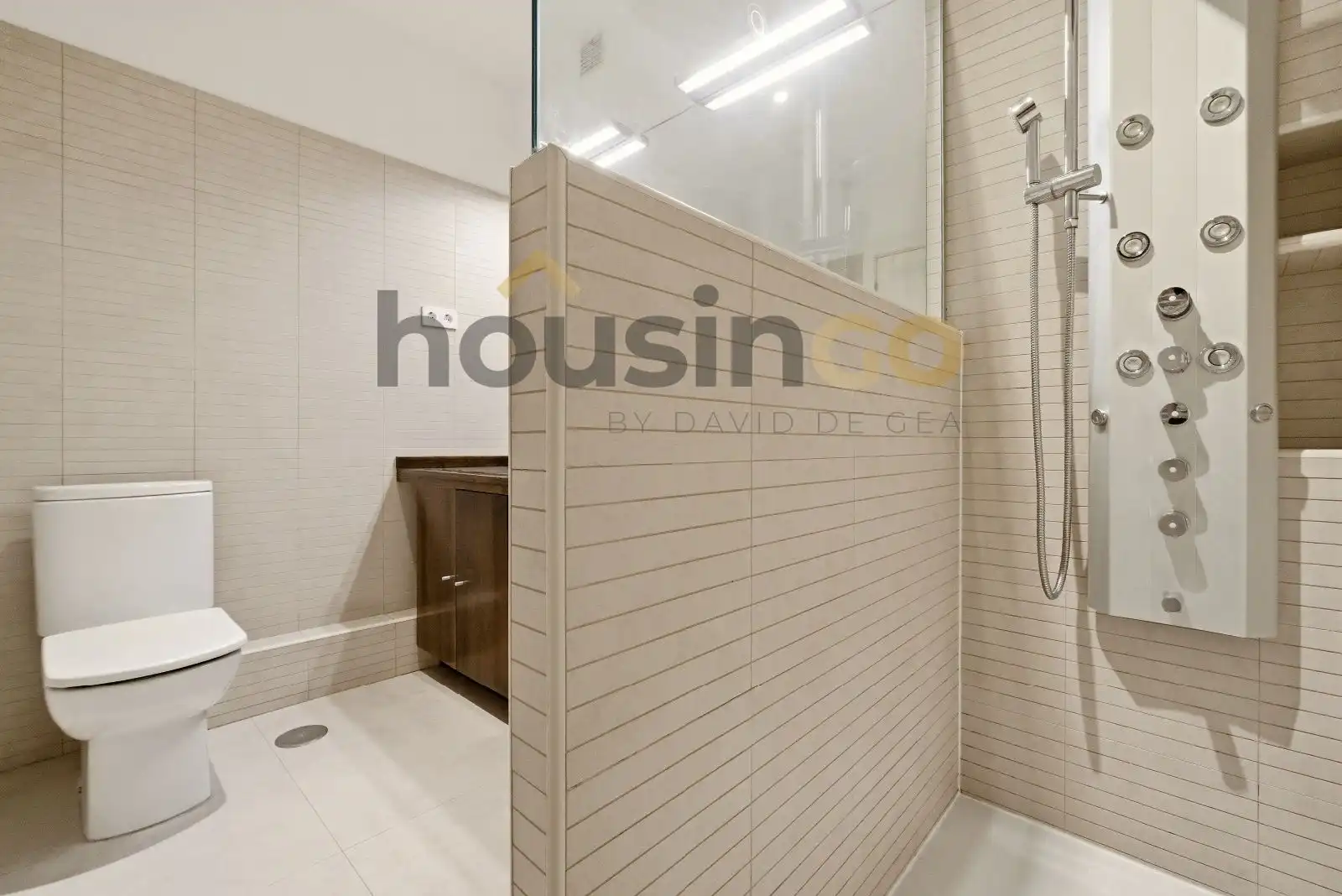 Bathroom of Flat for sale in Madrid  with Air Conditioner, Heating and Storage room