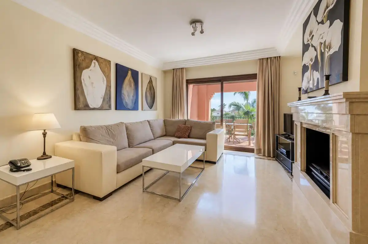 Sala d'estar de Dúplex en venda en Marbella amb Aire condicionat, Terrassa i Traster