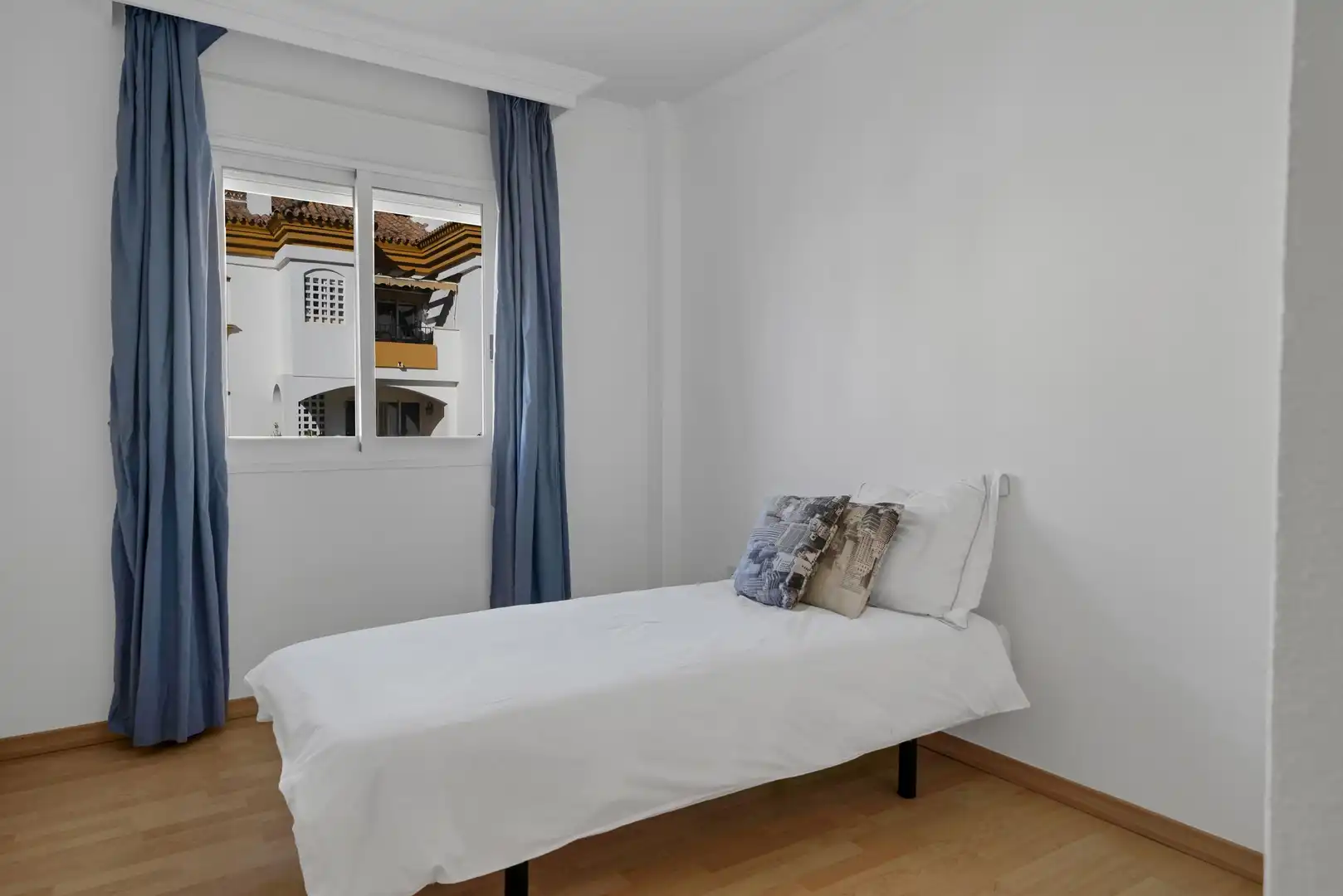 Habitación de Apartamento en venta en Marbella con Aire acondicionado, Calefacción y Jardín privado