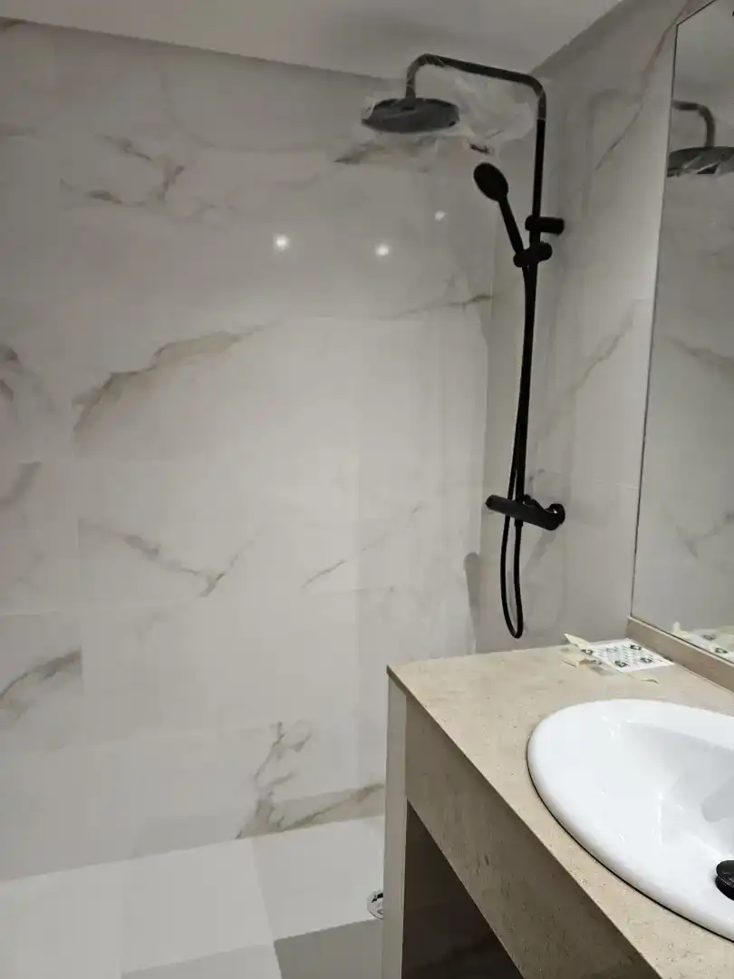 Bathroom of Flat for rent in Viveiro  with Parquet flooring and Furnished