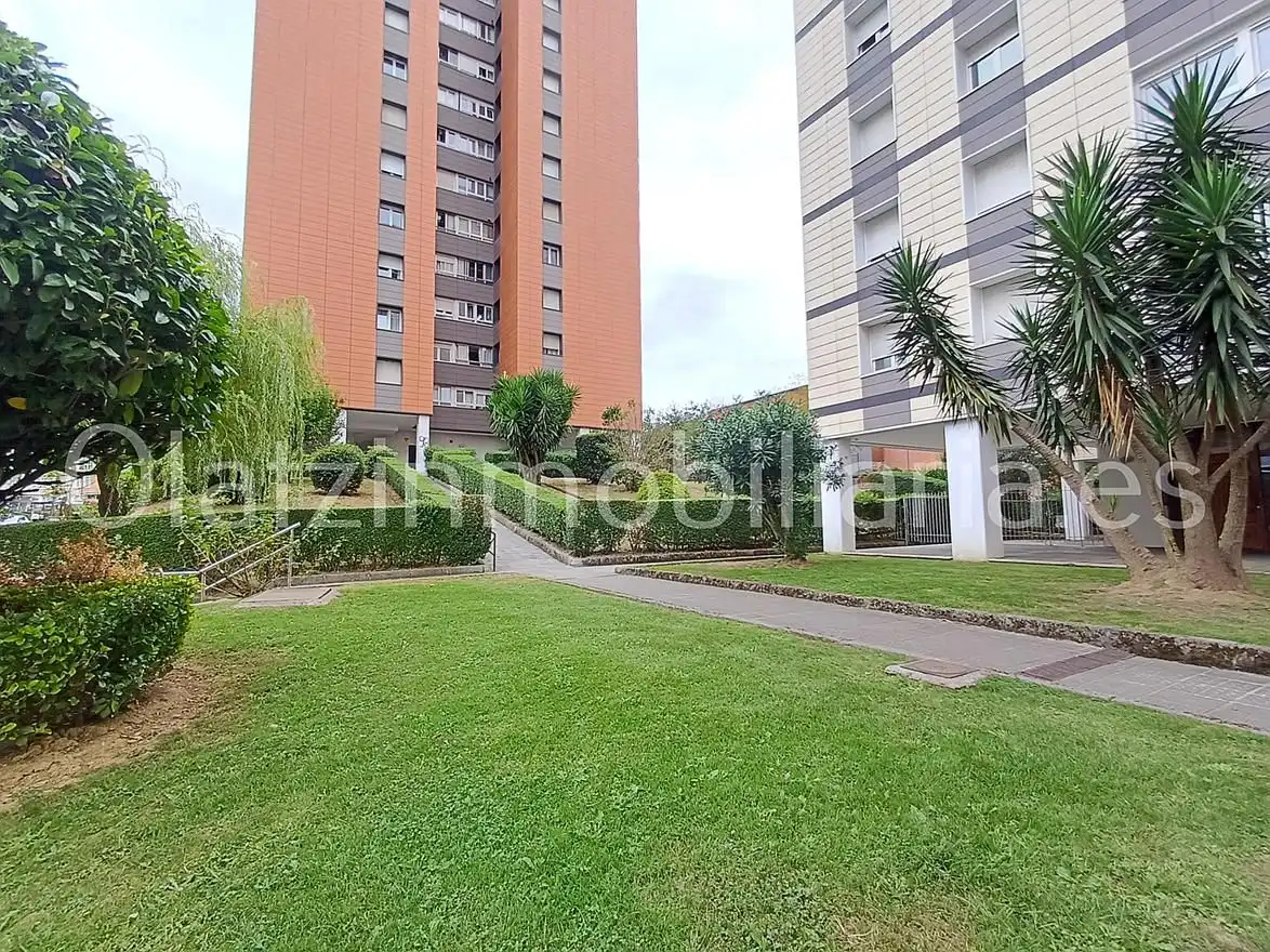 Exterior view of Flat for sale in Bilbao   with Heating, Terrace and Balcony