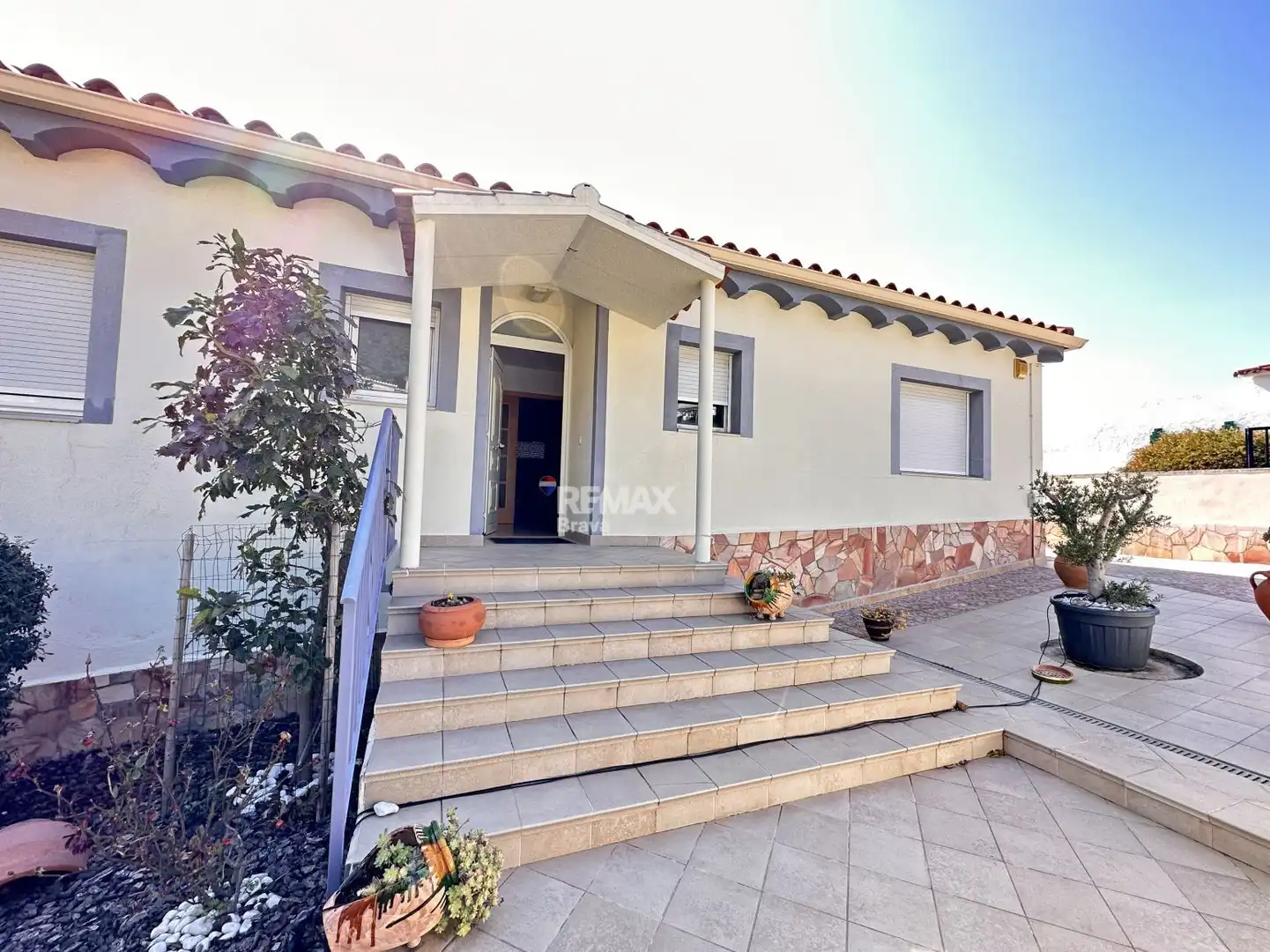 Vista exterior de Casa o xalet en venda en Roses amb Aire condicionat, Jardí privat i Piscina