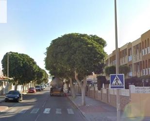 Vista exterior de Pis en venda en  Almería Capital amb Jardí privat, Terrassa i Balcó