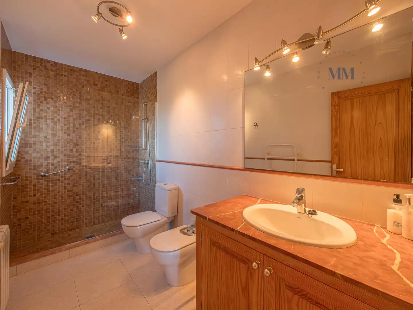 Badezimmer von Haus oder Chalet zum Verkauf in Maó - Mahón mit Klimaanlage, Privatgarten und Terrasse