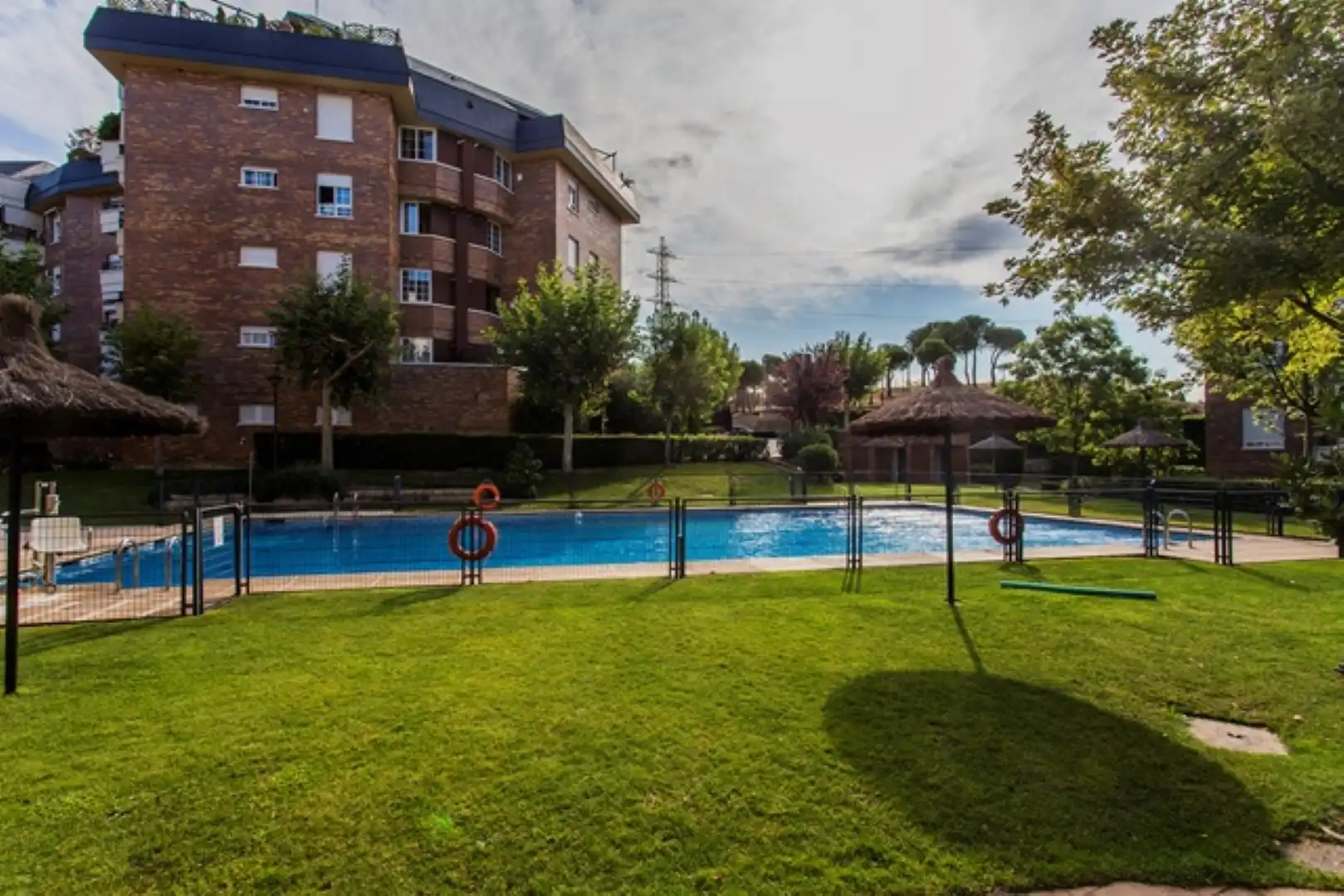 Piscina de Planta baixa en venda en Majadahonda amb Calefacció, Traster i Piscina comunitària