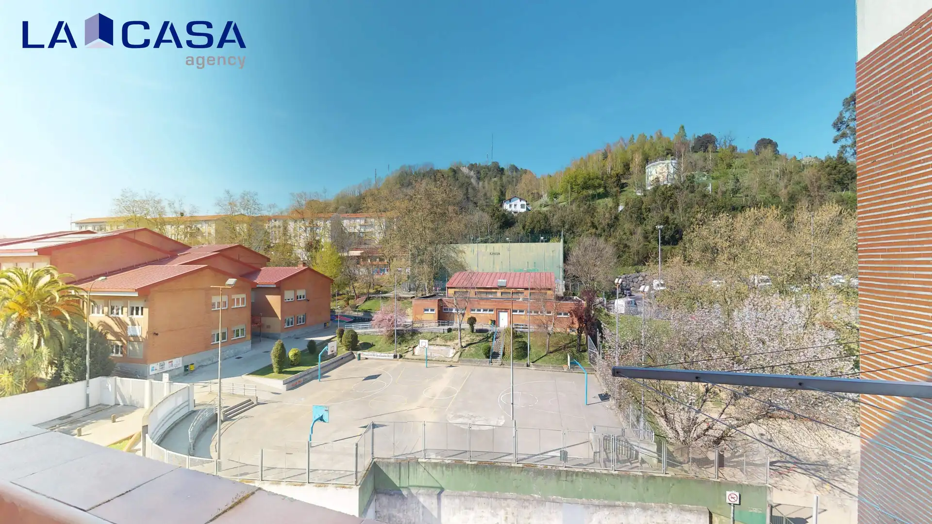 Vista exterior de Piso en venta en Bilbao  con Balcón