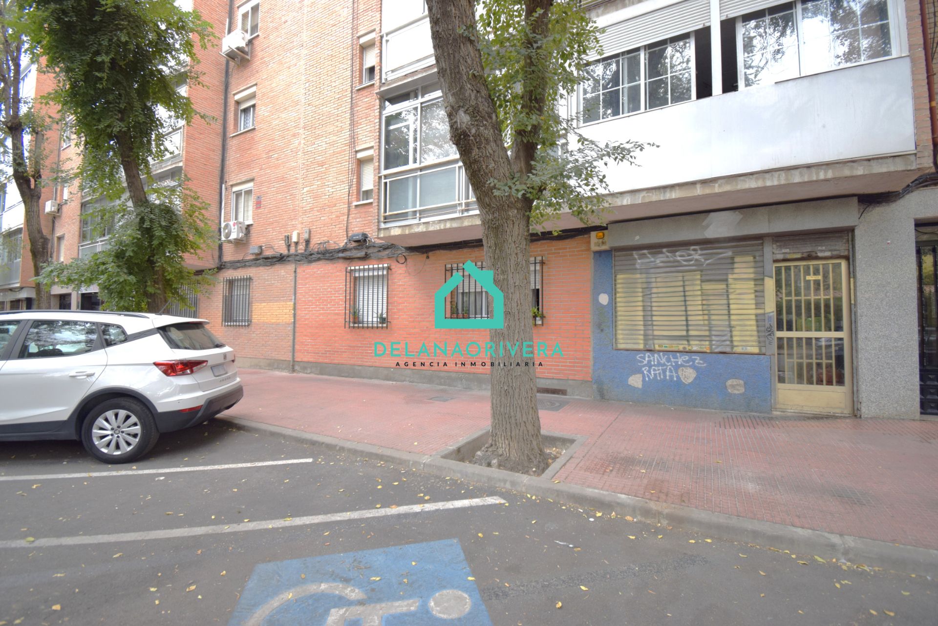 Vista exterior de Local en venda en Alcalá de Henares