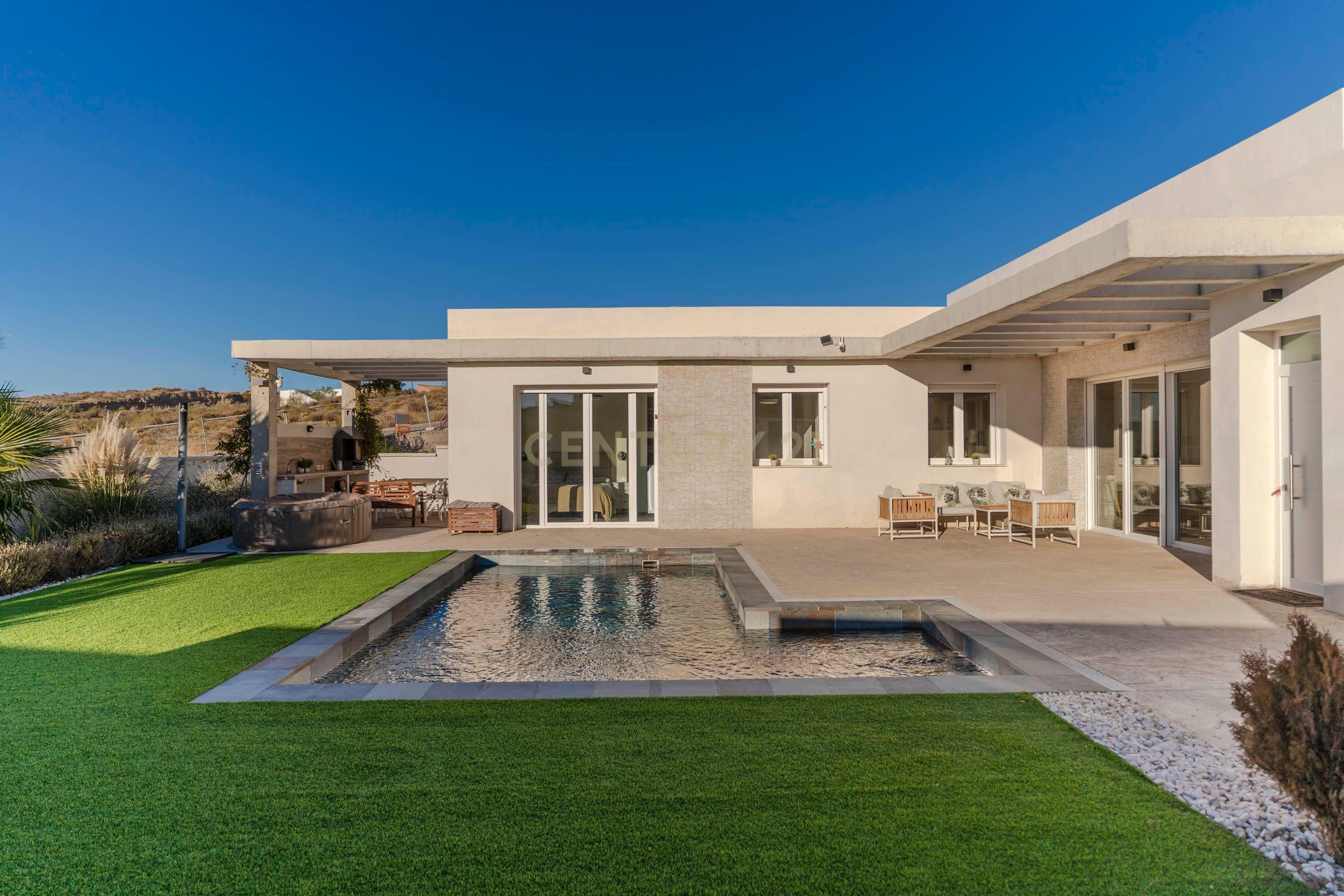 Vista exterior de Casa o xalet en venda en Dílar amb Jardí privat, Traster i Piscina