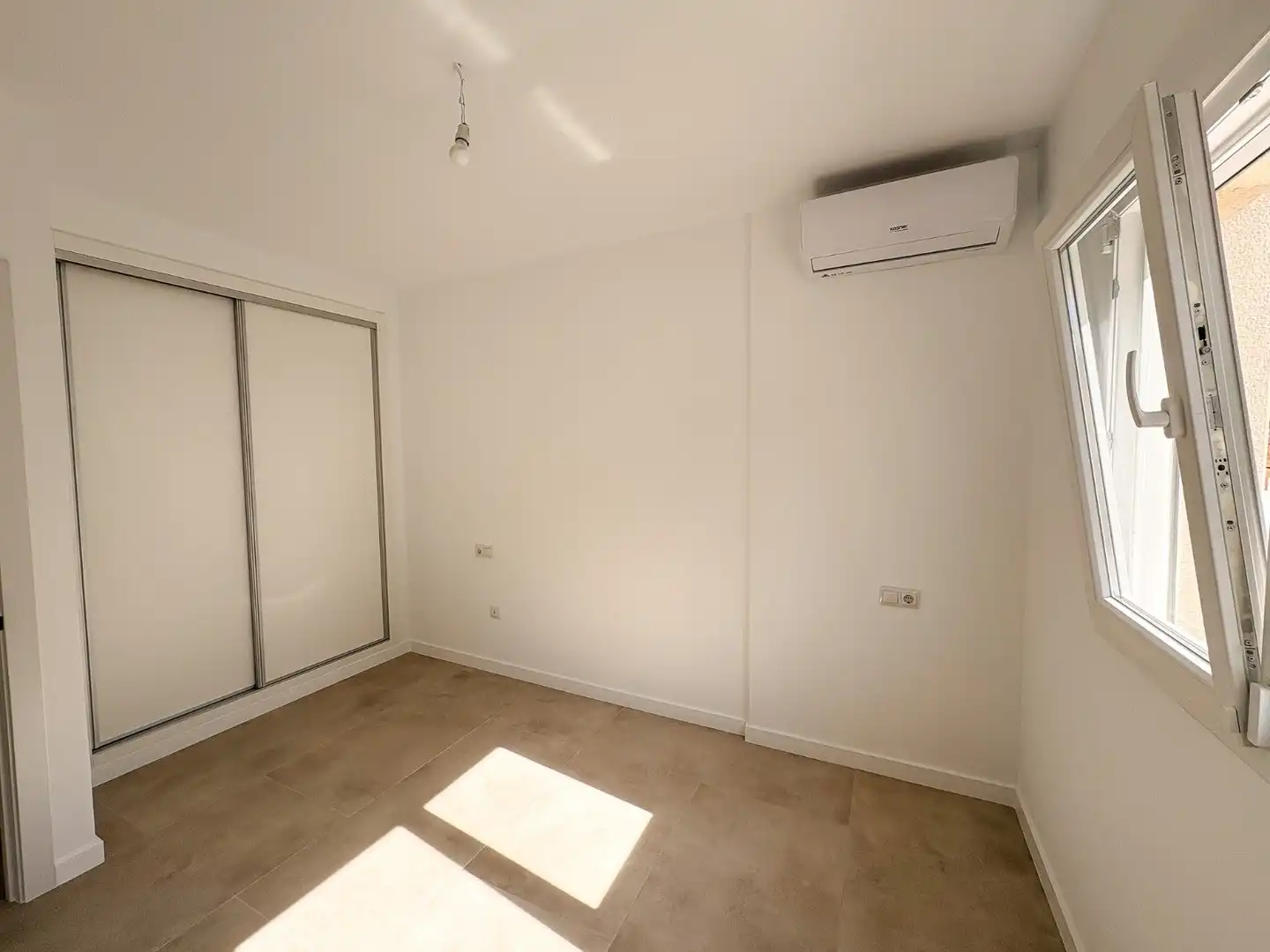 Casa aparellada amb jardí en venda a Pueblo Acantilado - Lanuza, imagen 11