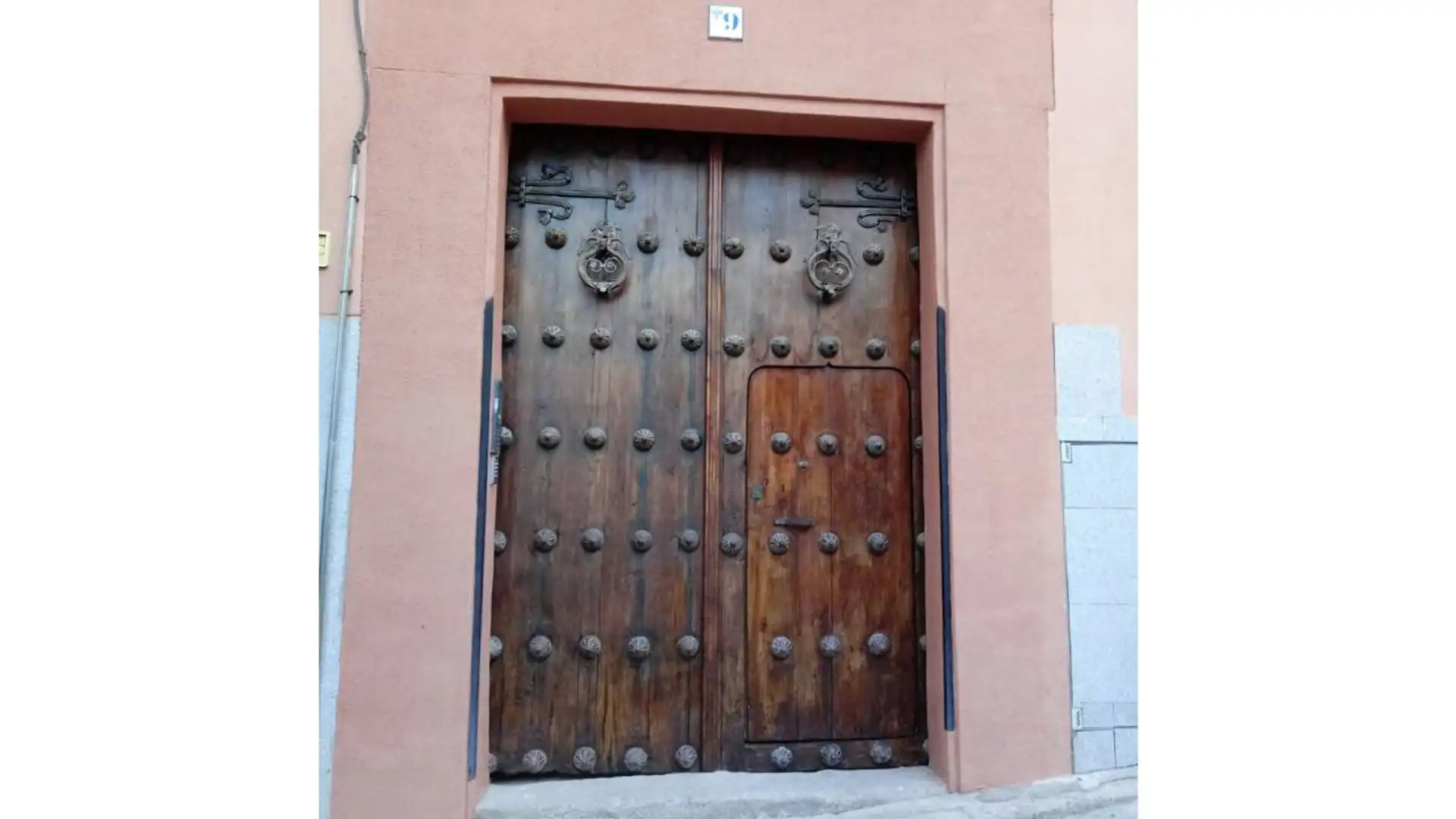 Exterior view of Office for sale in  Toledo Capital  with Air Conditioner