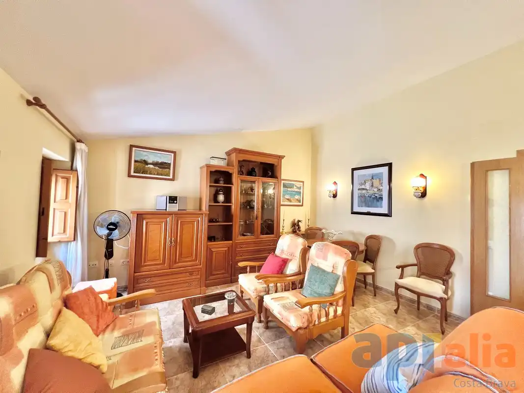 Wohnzimmer von Einfamilien-Reihenhaus zum Verkauf in Palamós mit Klimaanlage, Heizung und Terrasse