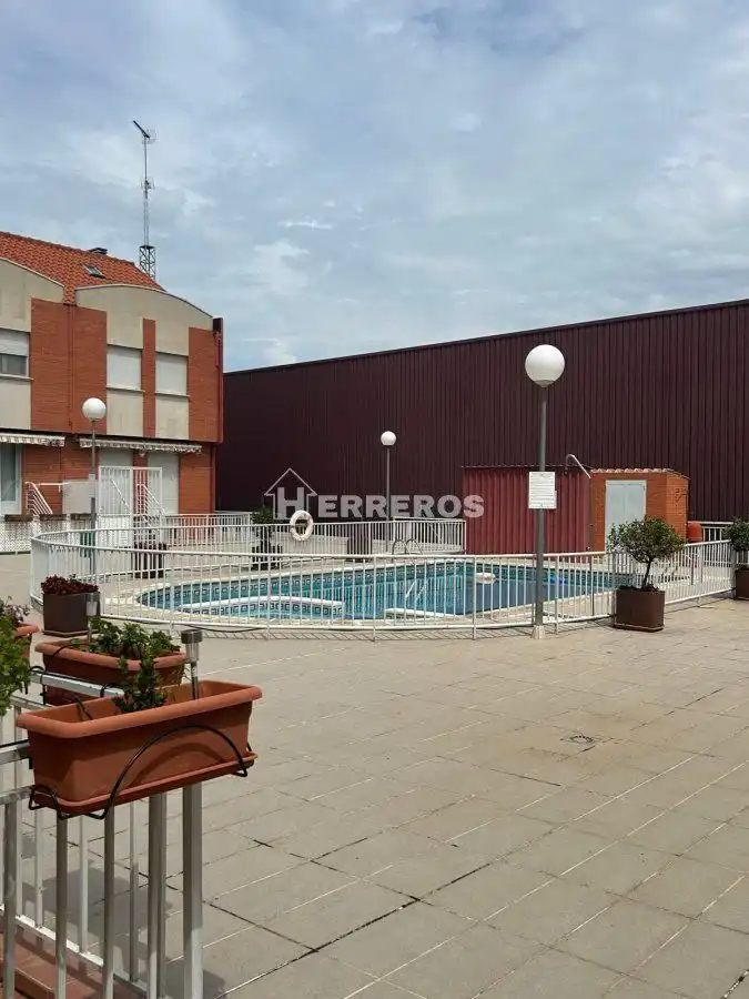 Piscina de Casa adosada en venta en  Logroño con Aire acondicionado, Calefacción y Jardín privado