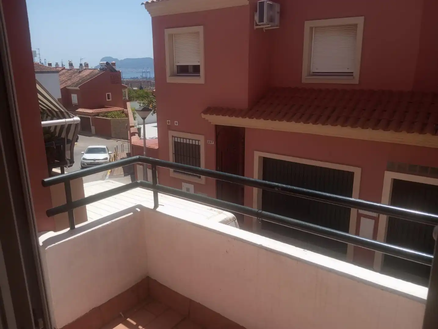 Terrasse von Einfamilien-Reihenhaus zum Verkauf in Algeciras mit Privatgarten und Gemeinschaftspool