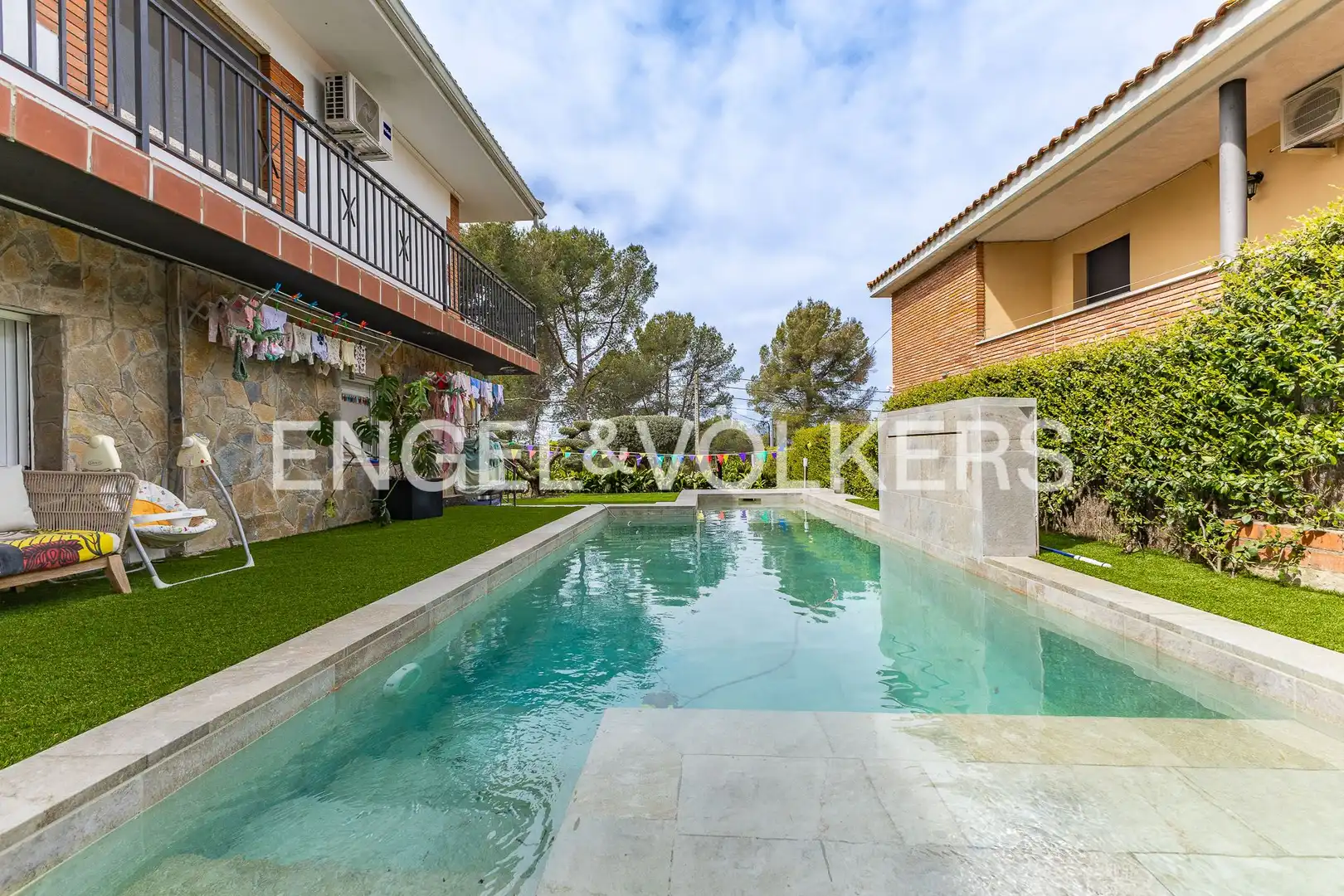 Piscina de Casa adosada en venta en Terrassa con Aire acondicionado, Calefacción y Jardín privado