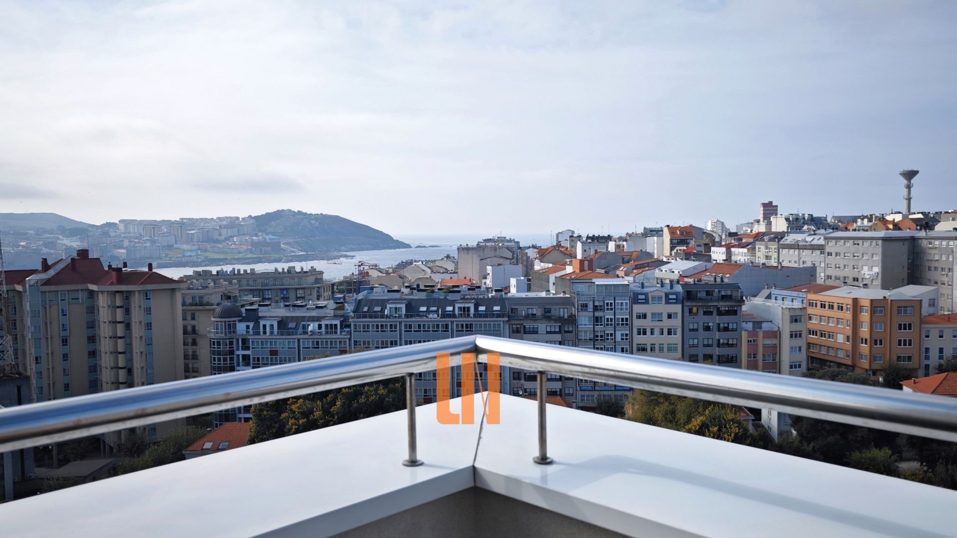 Vista exterior de Pis en venda en A Coruña Capital  amb Calefacció, Parquet i Terrassa