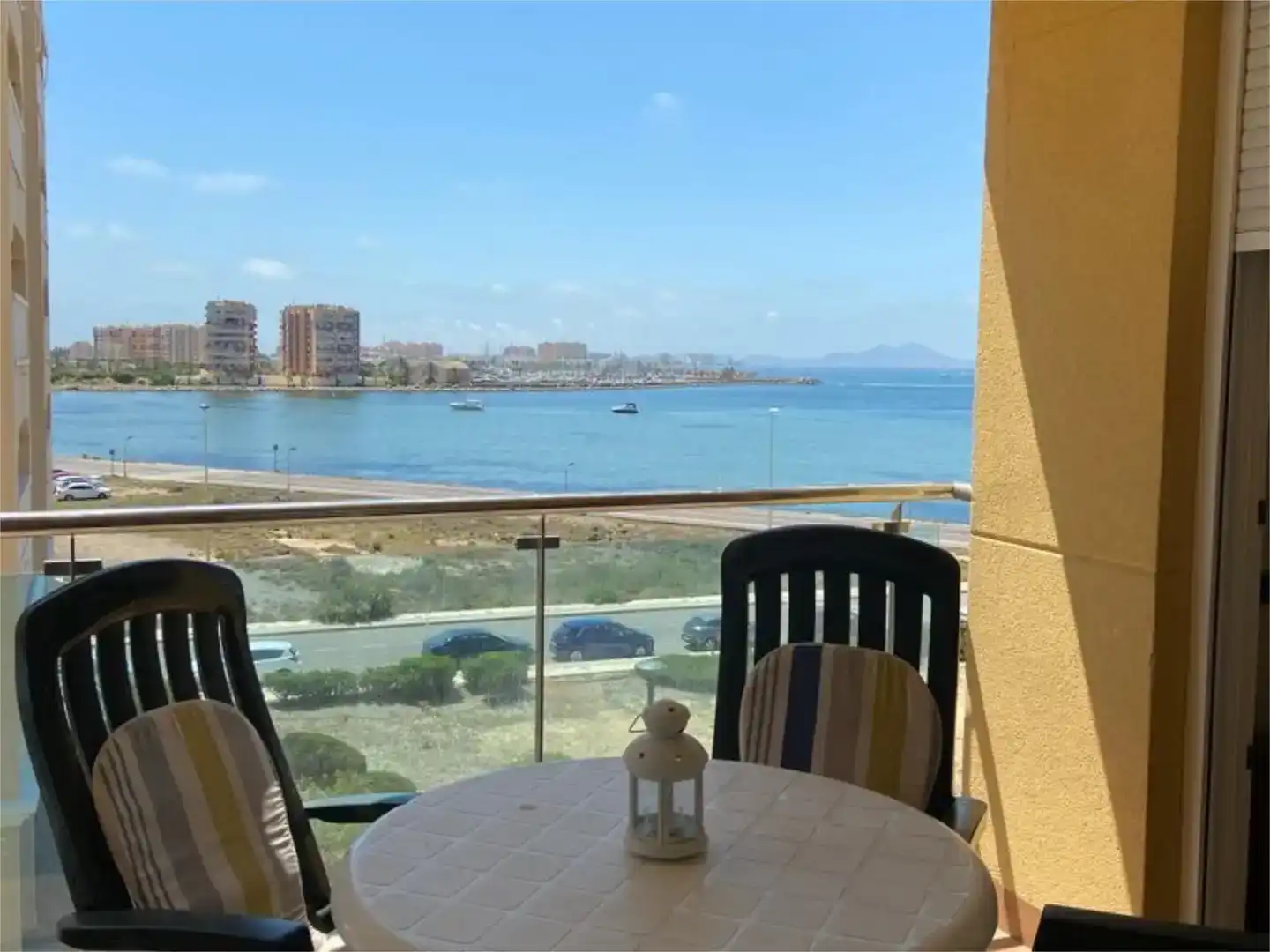 Terrassa de Pis de lloguer en La Manga del Mar Menor amb Aire condicionat, Jardí privat i Piscina