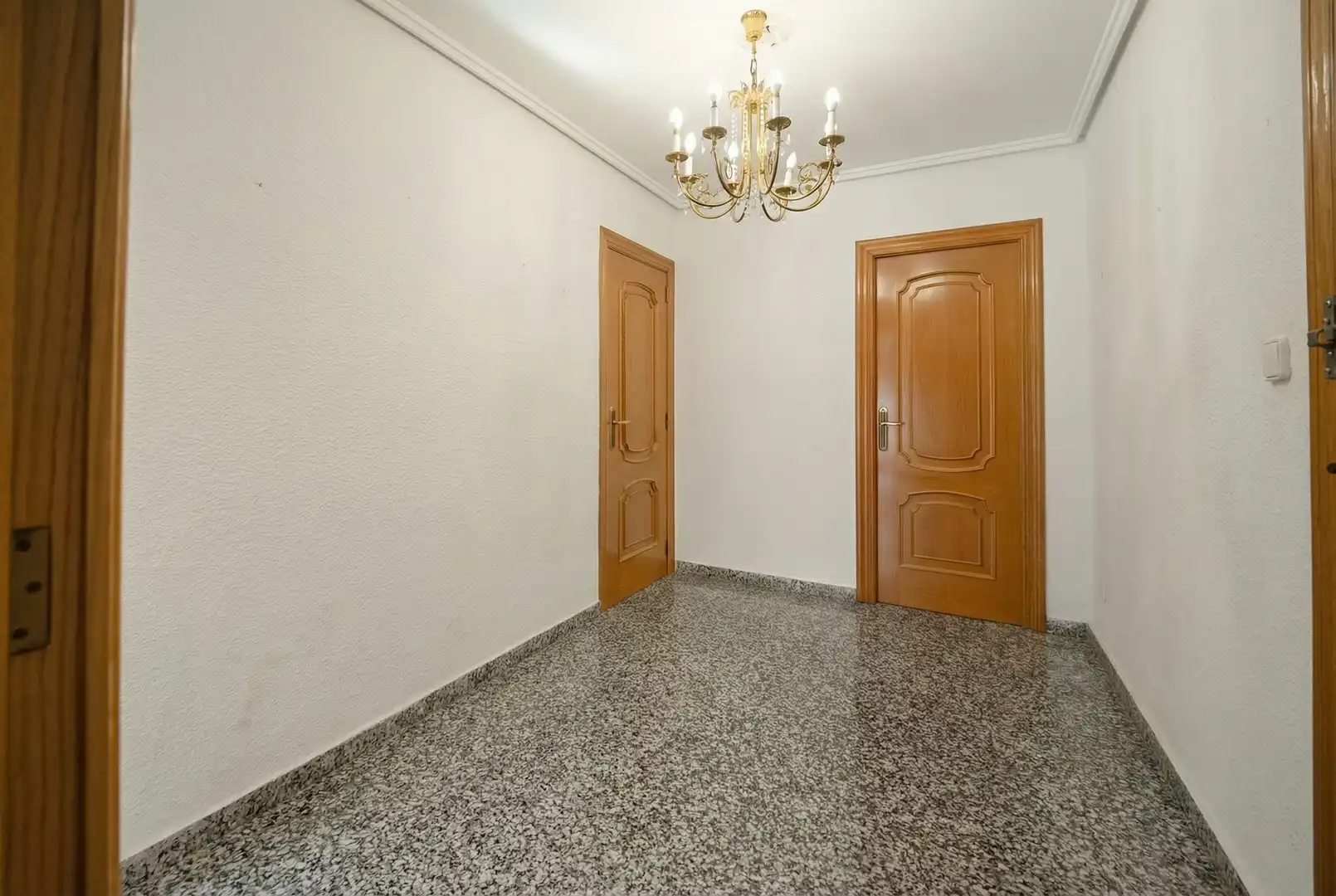 Wohnung zum Verkauf in Valencia mit Klimaanlage, Privatgarten und Abstellraum